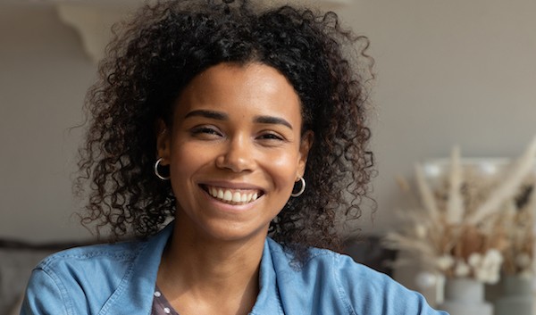 Mujer sonriente entrenándose para ser una defensora de la educación especial